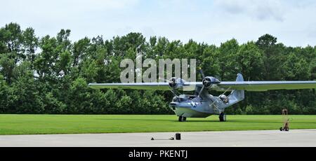 Eine flugfähige Consolidated PBY-5A Catalina Taxis auf dem Gras Flugplatz an der militärischen Luftfahrt Museum in Virginia Beach, Virginia. Stockfoto