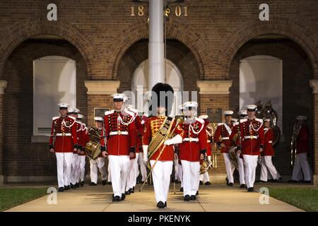 Gunnery Sgt. Stacie Crowther, Assistant drum Major," der Präsident selbst "US-Marine Band, marschiert die Band nach unten während der Staff-Noncommissioned Officer Spaziergang Freitag Abend Parade bei Marine Barracks Washington D.C., 27. Juli 2018. Während der NATURSCHUTZBEHÖRDE Freitag Abend Parade, NATURSCHUTZBEHÖRDE der Knüppel von wichtigen Führungskräften' marching Positionen in der Regel von den Offizieren und Unteroffizieren nicht übernehmen. Stockfoto