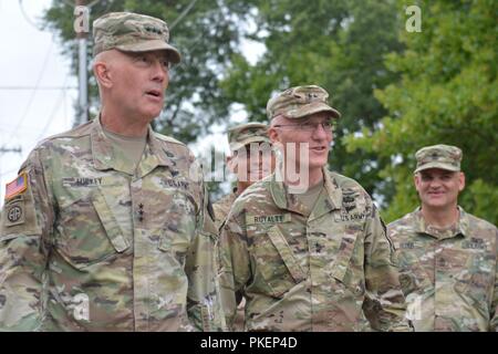 U.S. Army Reserve Generalmajor Ray Lizenzgebühren, Kommandierender General, 84 Ausbildung Befehl, grüßt LTG Charles D. Luckey, Chef der Armee Finden und Kommandierender General, U.S. Army Reserve Command, bei seinem Besuch in Task Force Ultimate, Betrieb Cold Steel II, bewirtet durch die US-Armee die zivilen Angelegenheiten und psychologische Operations Command (Airborne), 25. Juli 2018 Gemeinsame Basis Mc Guire-Dix - Lakehurst, N.J. Betrieb Cold Steel ist der US-Armee finden Crew - Serviert Waffen Qualifizierung und Validierung ausüben, um sicherzustellen, dass America's Army Reserve Einheiten und Soldaten ausgebildet sind und bereit, auf kurzfristig bereitstellen Stockfoto