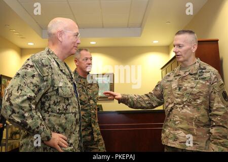 MIAMI - U.S. Army Command Sgt. Maj. John troxell, Senior Soldaten Berater des Vorsitzenden des Generalstabs, Chats mit U.S. Navy Adm. Kurt Tidd, Kommandeur der US Southern Command und US Marine Corps Sgt. Maj. Bryan Zickefoose, SOUTHCOM älterer Soldat Führer, nach der Ankunft in den USA militärisches Hauptquartier in Miami mit dem Befehl Führer zu erfüllen, erfahren Sie mehr über SOUTHCOM's Mission und mit Truppen während einer Sprechen eingetragen. Stockfoto