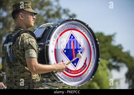 Us Marine Corps Cpl. Eric Shulman, ein Musiker mit der 1. Marine Division Band, spielt eine Trommel während des I Marine Expeditionary Force Ändern des Befehls Zeremonie in Camp Pendleton, Kalifornien, 30. Juli 2018 statt. Während der Zeremonie, Generalleutnant Lewis A. Craparotta aufgegeben Befehl von I MEF zu Generalleutnant Joseph L. Osterman. Stockfoto