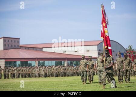 Us Marine Corps Sgt. Maj. James K. Porterfield, der Sergeant Major von I Marine Expeditionary Force, trägt die Farben während des I MEF Ändern des Befehls Zeremonie in Camp Pendleton, Kalifornien, 30. Juli 2018. Während der Zeremonie, Generalleutnant Lewis A. Craparotta aufgegeben Befehl von I MEF zu Generalleutnant Joseph L. Osterman. Stockfoto