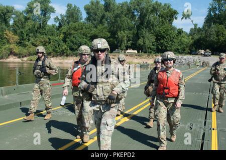 Links, 412 Theater Ingenieur Befehl kommandierender General, Generalmajor Daniel Christ folgt hinter der Armee Finden und Kommandierender General United States Army Reserve Command, LTG Charles Luckey, mit Theater 416th Engineer Befehl Kommandierender General, Generalmajor Miyako Schanely, rechts, die Länge der Brücke die Trainingseinheiten auf den Abschluss ihrer verbesserten Ribbon Bridge (IRB-Ansatz), während der Fluss Angriff, Fort Chaffee, Arkansas, 25. Juli 2018 zu gratulieren. River Assault ist ein Schlüssel US Army Reserve Schulungsveranstaltung, lief durch die 420Th Engineer Brigade, die 416Th TEC beschäftigt zu p Stockfoto