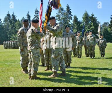 Oberstleutnant Matt Rasmussen, der scheidende Kommandant der 1.Bataillon, 17 Infanterie Regiment, Hände die Einheit Guide - an Col. Jay Miseli, der Kommandant der 2. Stryker Brigade Combat Team, während eine Änderung der Befehl Zeremonie am Watkins Feld am Joint Base Lewis-McChord, Washington, 26. Juli 2018. "Wissen Sie was, ich bin recht glücklich, und unser Land und unsere Armee ist auch ziemlich, weil der Büffel glücklich sie heute vor Ihnen sehen; diese sind Soldaten und Führer, die ihren Zweck verstehen", sagte Rasmussen. Stockfoto