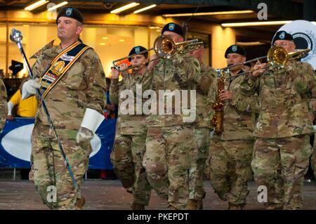 Staff Sgt. Brian Cox, der Tambourmajor für den America's ersten Corps Army Band im März nach unten führt die Parade Route auf der 68. jährlichen Seafair Parade in Seattle, Washington, 28. Juli 2018. Stockfoto