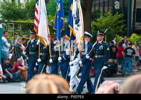 Dem Gemeinsamen Dienst Ehrengarde von Amerikas erste Korps am Joint Base Lewis-McChord, Washington März während der 68. jährlichen Seafair Parade in Seattle, 28. Juli 2018. Wie ich Korps, feiert sein 100-jähriges Jubiläum in 2018, fährt aber fort, sich in Gemeinschaften im Pazifischen Nordwesten zu errichten. Ein 56-Soldat Bildung vertreten auch JBLM und ich Korps dabei jede US-Flagge, die zwei - Meile parade Route. Stockfoto