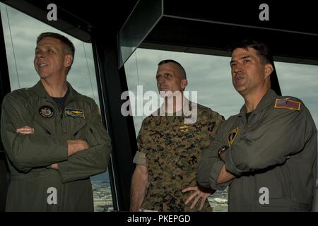 U.S. Navy Adm. Philip S. Davidson, Links, Kommandeur der US-Indo-Befehl, US Marine Corps Oberst Mark T. Palmer, kommandierender Offizier der Marine Flugzeuge Gruppe 12, und die US-Navy Capt. Forrest Junge, kommandierender Offizier der Carrier Air Wing 5, beobachten Sie den Flug Linie an der Marine Corps Air Station (WAB) Iwakuni, Japan, 31. Juli 2018. Die Führer tourte das Air Station bei einem Besuch vor Ort, um die Fähigkeiten der WAB Iwakuni und dem Mieter Befehle zu sehen. Stockfoto