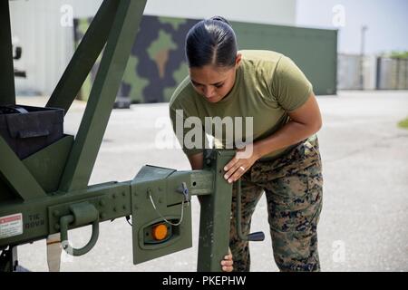 Cpl. Genevie Martinez bereitet eine Very Small Aperture Terminal (VSAT-L) Juli 30, 2018 im Camp Kinser, Okinawa, Japan. VSAT ist ausgestattet mit großen Satelliten, die es erfordern, die Maschine sorgfältig eingeebnet werden, wenn im Einsatz. Martinez, ein Eingeborener von San Antonio, Texas, ist ein Feld radio Operator mit Networking Platoon, Kommunikation Unternehmen, zentrale Regiment, 3. Marine Logistics Group. Stockfoto