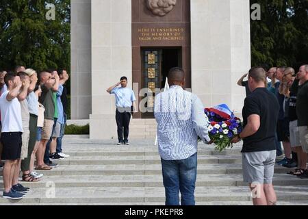 Us-Soldaten aus dem 2D-Cavalry Regiment und Charlie. Akku, 2. Bataillon, 263Rd Air Defense Artillery Regiment der South Carolina Armee und Air National Guard, Salute als Nationalhymne wird während einer Kranzniederlegung an der Amerikanischen Friedhof in der Nähe von Luxembourg City, Luxemburg, 29. Juli 2018 gespielt. Stockfoto