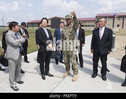 Rumänien (31. Juli 2018) Kapitän Charlos Washington, kommandierender Offizier der Naval Support Facility Deveselu, gibt eine Basis Tour für die Mitglieder der japanischen Diät, bei einem Besuch. NSF AAMDS Deveselu und Rumänien sind in Zusammenarbeit mit dem Rumänischen 99th Military Base entfernt und eine wichtige Rolle bei der Abwehr ballistischer Flugkörper in Osteuropa spielen. Stockfoto