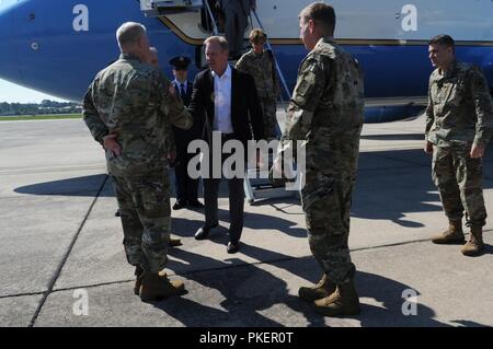 Us-stellvertretender Verteidigungsminister Patrick M. Shanahan grüßt Armee Gen. Robert B. Abrams, Kommandierender General, US-Armee den Befehl, und Armee Generalleutnant Paul LaCamera, Kommandierender General, XVIII Airborne Corps, bei der Ankunft in Fort Bragg, N.C., 26. Juli 2018. Stockfoto