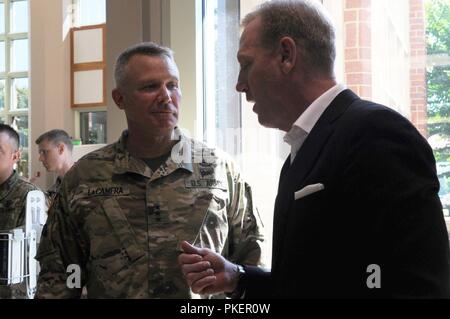 Us-stellvertretender Verteidigungsminister Patrick M. Shanahan spricht mit US-Armee Generalleutnant Paul LaCamera, Kommandierender General, XVIII Airborne Corps und Fort Bragg, an Womack Army Medical Center, Fort Bragg, N.C., 26. Juli 2018. Stockfoto