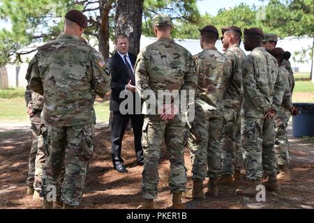 Unter Sekretär der Armee Ryan D. McCarthy Besuche mit Soldaten 2. Sicherheit Kraft Unterstützung der Feuerwehr bei einem Besuch in Fort Bragg, Juli 26 zugeordnet. McCarthy lobte die Soldaten für ihre Kompetenzen, Know-how und Engagement bei der SFAB beraten und unterstützen die Mission. Stockfoto