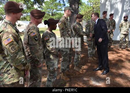 Unter Sekretär der Armee Ryan D. McCarthy Besuche mit Soldaten 2. Sicherheit Kraft Unterstützung der Feuerwehr bei einem Besuch in Fort Bragg, Juli 26 zugeordnet. McCarthy lobte die Soldaten für ihre Kompetenzen, Know-how und Engagement bei der SFAB beraten und unterstützen die Mission. Stockfoto