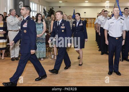 Kol. Matteo Martemucci, 70th Intelligence, Surveillance, Reconnaissance Wing Commander, ist von Oberst David E. James und Oberst Kasandra Traweek, am Anfang des 691St Aufklärung und Überwachung Gruppe ändern des Befehls Zeremonie, wo James wird das Kommando über die Traweek Juli 30, 2018 in Fort Meade, Maryland George G. verzichten. Stockfoto