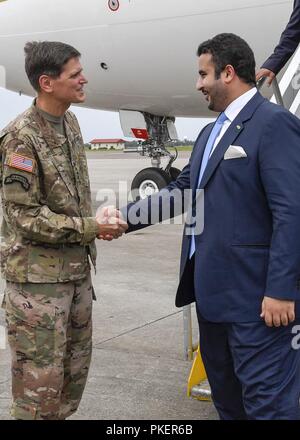 MacDill AFB, Fla.-US-Armee General Joseph Votel, Commander, U.S. Central Command, Begrüßt Seine Königliche Hoheit Prinz Khalid Bin Salman, Botschafter des Königreichs von Saudi-Arabien, in die USA, zu MacDill Air Force Base, 31. Juli 2018. Die beiden Regierungschefs erörterten gemeinsamen Sicherheitsanliegen im Bereich des USCENTCOM Verantwortung. Stockfoto