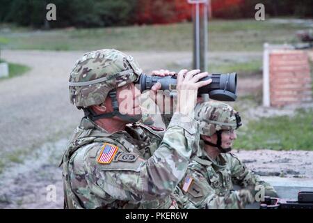 LTG Charles D. Luckey, Chef der Armee Finden und Kommandierender General, U.S. Army Reserve Command, schaut durch Ein/PAS-13 Thermische Waffe Anblick, als Generalmajor A. Ray Lizenzgebühren, Kommandierender General, 84 Ausbildung Befehl, Uhren die Spur während Task Force Ultimate, Betrieb Cold Steel II, bewirtet durch die US-Armee die zivilen Angelegenheiten und psychologische Operation Command (Airborne) am Joint Base Mc Guire-Dix - Lakehurst, New Jersey, 25. Juli 2018. Betrieb Cold Steel ist der US-Armee finden Crew - Serviert Waffen Qualifizierung und Validierung Übung, um zu gewährleisten, dass America's Army Reserve Einheiten und Soldaten ausgebildet werden Stockfoto