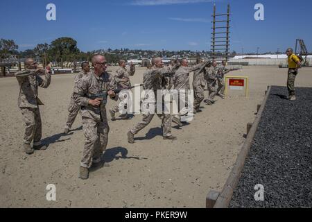 Rekruten mit Hotel Company, 2. rekrutieren Ausbildung Bataillon, führen Sie das Marine Corps Martial Arts Programm Techniken während das Vertrauen der Kurs, den ich bei der Marine Corps Recruit Depot San Diego, 30.Juli. Die Rekruten ihren MCMAP Techniken zwischen jedem Hindernis für ihre Bewertung zu einem späteren Zeitpunkt in die Ausbildung vorzubereiten. Jährlich mehr als 17.000 Männer aus den westlichen Recruiting Region rekrutiert werden an MCRD San Diego ausgebildet. Hotel Company ist Absolvent Okt. 5 geplant. Stockfoto