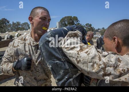 Rekruten mit Hotel Company, 2. rekrutieren Ausbildung Bataillon, führen Sie das Marine Corps Martial Arts Programm Techniken während das Vertrauen der Kurs, den ich bei der Marine Corps Recruit Depot San Diego, 30.Juli. Die Rekruten ihren MCMAP Techniken zwischen jedem Hindernis für ihre Bewertung zu einem späteren Zeitpunkt in die Ausbildung vorzubereiten. Jährlich mehr als 17.000 Männer aus den westlichen Recruiting Region rekrutiert werden an MCRD San Diego ausgebildet. Hotel Company ist Absolvent Okt. 5 geplant. Stockfoto