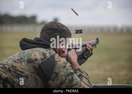 Us Marine Corps Sgt. Cody Cheney schießt die M1 Garand Gewehr während der Hearst verdoppelt Team match während der Zivilen Treffsicherheit Programm nationalen Begegnungen im Camp Perry, Ohio 31. Juli 2018. Die Nationalen Trophäe Gewehr Spiele sind eine jährliche Sport Festival von Kongress und Präsident Roosevelt wurde im Jahre 1903 gegründet. Die Veranstaltung begrüßt mehr als 6.000 Teilnehmer, angefangen von Anfang schützen zu den weltweit leistungsfähigsten Wettbewerber. Shooter tragen maßgeschneiderte schießen Jacken, die ihren Körper Typ entsprechen. Stockfoto