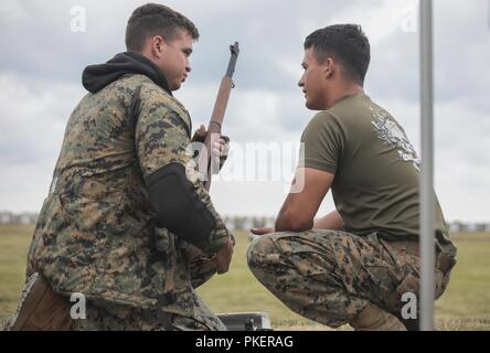 Us Marine Corps Sgt. Cody Cheney und Sgt. Thomas Colyard für die Hearst verdoppelt Team match während der Zivilen Treffsicherheit Programm nationalen Begegnungen im Camp Perry, Ohio 31. Juli 2018 vorbereiten. Die Nationalen Trophäe Gewehr Spiele sind eine jährliche Sport Festival von Kongress und Präsident Roosevelt wurde im Jahre 1903 gegründet. Die Veranstaltung begrüßt mehr als 6.000 Teilnehmer, angefangen von Anfang schützen zu den weltweit leistungsfähigsten Wettbewerber. Shooter tragen maßgeschneiderte schießen Jacken, die ihren Körper Typ entsprechen. Stockfoto