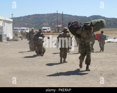 US Army Reserve Soldaten tragen ihre Gang zu einem kommerziellen charter Bus, erwartet Sie zurück zu Home station am Juli 26, 2018, Fort Hunter Liggett, Calif., während CSTX 91-18-01. Die 211 RSG heraus - Über 4.000 Soldaten und den dazugehörigen Anlagen in 72 Stunden am Ende der CSTX 91-18-01 verarbeitet. CSTX 91-18-01 sorgt für America's Army Reserve Einheiten ausgebildet sind, fähig, zu bekämpfen, und tödlichen Feuerkraft zur Unterstützung der Armee und unsere gemeinsamen Partner überall in der Welt. Stockfoto