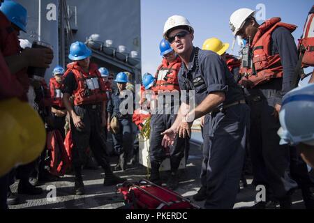 Marinestation Guantánamo Bay, Kuba (31.07.2018) Senior Chief's Bootsmann Mate Joseph Tidwell zeigt die richtige Verwendung der Such- und Rettungseinsätze (SAR) Medi-vac Wurf während der SAR-Ausbildung an Bord der Whidbey Island-Class Dock Landung Schiff USS Gunston Hall (LSD 44). Das Schiff ist in der Marinestation Guantánamo Bay, Kuba für einen geplanten Hafen besuchen. Die Gunston Hall ist auf die Bereitstellung unterstützen, Südsee, das ist eine jährliche gemeinsame Bereitstellung in der US Southern Command Verantwortungsbereich, wo eine Aufgabengruppe bereitstellen werden eine Vielzahl von Übungen und multinationalen Austausch durchzuführen, um enhanc Stockfoto