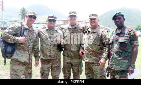 (Von links nach rechts) Sgt. 1. Klasse Robby E. Creech, Staff Sgt. Jose J. Palacios, Sgt. Andrew D. Ware, und Sgt. 1. Klasse Alden C. Morgen, mit den Florida National Guard's C-ERFP, St. Kitts und Nevis vom Sgt. Desroy Elliot (ganz rechts), mit dem St. Kitts und Nevis Verteidigung. Das 4-köpfige Team unterstützt die Partnerschaft, das durch die Ausbildung lokaler Emergency Response Agenturen auf Suche und Extraktion in St. Kitts und Nevis, Juli, 26 2018. Stockfoto