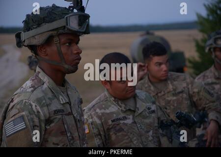 Us-Fallschirmjäger in den zweiten Bataillon zugeordnet, 503Rd Infanterie Regiment, 173Rd Airborne Brigade für Sling last Verfahren mit einem CH-47 F Chinook Helicopter Bravo Company, 1 Battalion, 214Th Aviation Regiment, 12 Combat Aviation Brigade zugewiesen an der 7th Army Training Befehl Grafenwöhr Training Area, Deutschland, 27. Juli 2018 vorbereiten. Stockfoto