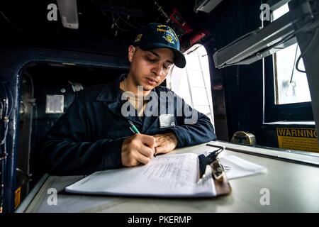 JOINT BASE Pearl Harbor - HICKAM (31. Juli 2018) - Personal Specialist Seaman Oscar Lopez aus South Bend, Ind., schreibt in das Deck des Schiffes als geführte Anti-raketen-Zerstörer USS Dewey (DDG105) kommt beim Joint Base Pearl Harbor-Hickam nach der Teilnahme an den Rand des Pazifik (Rimpac) Übung, Juli 31. 25 Nationen, 46 Schiffe, 5 U-Boote, und etwa 200 Flugzeugen und 25.000 Angestellte beteiligen sich an Rimpac vom 27. Juni bis 2. August in und um die hawaiischen Inseln und Südkalifornien. Die weltweit größte internationale maritime Übung RIMPAC bietet eine einzigartige Ausbildung Stockfoto