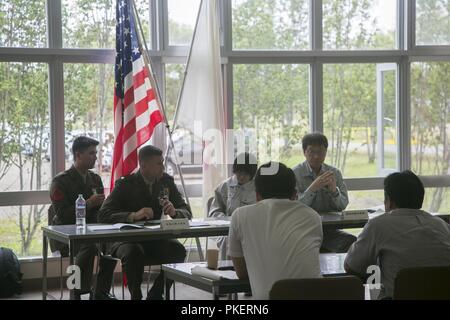 Oberstleutnant Richard H. Robinson Antworten eine Frage von einer lokalen, nationalen, am 31. Juli 2018, auf Camp YMA, Yausubetsu Manöver, Hokkaido, Japan. Marines mit 3 Bataillon, 12 Marine Regiment, 3rd Marine Division, sind in Yausubetsu als Teil der Artillerie Relocation Training Programm 18-2. ARTP 18-2 ist ein Japan-finanzierten, routinemäßige Übung, die Marines aus Camp Hansen, Okinawa, Japan, Leben zu leiten - fire Training in Japan. Robinson ist der dritten Bataillon, 12 Marine Regiment Bataillonskommandeur. Stockfoto