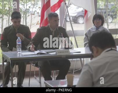 Oberstleutnant Richard H. Robinson Antworten eine Frage von einem lokalen nationalen während einer Medien Tag für Artillerie Relocation Training Programm 18-2 Juli 31, 2018, auf Camp YMA, Yausubetsu Manöver, Hokkaido, Japan. ARTP 18-2 ist eine Routine Übung, mit der Marines mit 3 Bataillon, 12 Marine Regiment, 3rd Marine Division, basierend aus Camp Hansen, Okinawa, Japan, Leben zu leiten - fire Training in Japan. Robinson ist der dritten Bataillon, 12 Marine Regiment Bataillonskommandeur. Stockfoto