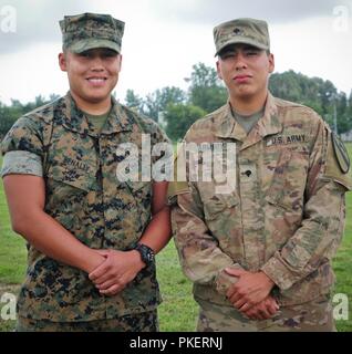 Spc. Mackenzie Armboy zum Hauptsitz und Sitz der Gesellschaft, 2. Battalion, 5th Cavalry Regiment, 1st Armored Brigade Combat Team, 1.Kavallerie Division und Lance Cpl zugeordnet. Benally Kyrin auf das erste Bataillon 6 Marines zugeordnet sind Cousins derzeit eingesetzten an Mihail Kogalniceanu Airbase in Rumänien, Aug 1, 2018. Benally Armboy und sowohl von den Navajo Reservation in Arizona stammen. Stockfoto