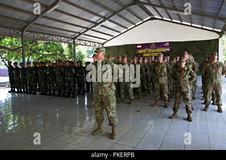 Soldaten der 76th Infantry Brigade Combat Team, Indiana National Guard, stand in der Ausbildung mit ihren indonesischen Amtskollegen aus den Tentara Nasional Indonesia Armee während der Eröffnungsfeier für Garuda Schild 18. Garuda Schild 18 ist die dritte Übung in der zweiten Iteration U.S. Army Pacific Pacific Wege, eine Reihe von multinationalen Projekten mit Verbündeten und Partner Militäreinrichtungen in der indopazifischen Region. Stockfoto