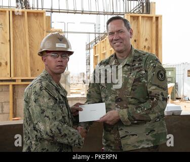 U.S. Navy Builder Petty Officer 2nd class Sean Parkinson, Projekt Mannschaft Führer, Naval Mobile Konstruktion Bataillon 11, Combined Joint Task Force - Horn von Afrika, und US-Armee Generalmajor James Craig, Kommandierender General, CJTF-HOA, für ein Foto ausserhalb von Ali Oune, Dschibuti, 30. Juli 2018 darstellen. Parkinson wurde für seine Führung und Professionalität anerkannt, während das Projekt Supervisor für die Ali Oune medizinische Klinik zugeordnet. Stockfoto