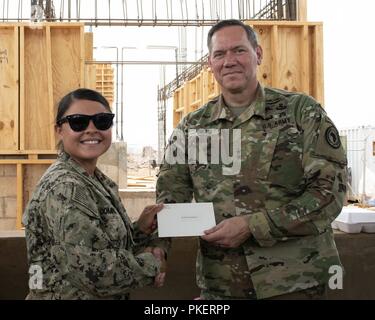 U.S. Navy Bau Elektriker Petty Officer 2nd class Crystal Dominguez, Naval Mobile Konstruktion Bataillon 11, Combined Joint Task Force - Horn von Afrika, und US-Armee Generalmajor James Craig, Commander, CJTF-HOA, für ein Foto ausserhalb von Ali Oune, Dschibuti, 30. Juli 2018 darstellen. Dominguez wurde für ihre Bemühungen um die Sicherheit des Personals während der Projekt Leiter Sicherheit für die Ali Oune medizinische Klinik zugeordnet. Stockfoto