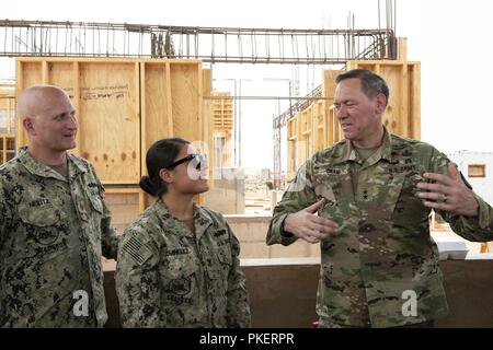 Us-Armee Generalmajor James Craig, rechts, Kommandeur der Combined Joint Task Force - Horn von Afrika, spricht mit US Navy Lieutenant Cmdr. Nathan Neilitz, loslösung Offizier, und Bau Elektriker Petty Officer 2nd class Crystal Dominguez, Naval Mobile Konstruktion Bataillon 11, CJTF-HOA, außerhalb von Ali Oune, Dschibuti, 30. Juli 2018. Craig war der Besuch einer Baustelle für eine medizinische Einrichtung, die eine Entbindungsstation, einen Kindergarten und einen Wohnbereich für medizinisches Personal. Stockfoto