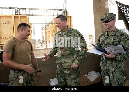 Us-Armee Generalmajor James Craig, Kommandeur der Combined Joint Task Force - Horn von Afrika, präsentiert U.S. Navy Steelworker Petty Officer 3rd Class Jakob Deaton, führen Steelworker, Naval Mobile Konstruktion Bataillon 11, CJTF-HOA, mit seiner Münze außerhalb von Ali Oune, Dschibuti, 30. Juli 2018. Deaton war für seine Herstellung und Platzierung von mehr als neun Tonnen Betonstahl in der Konstruktion der Ali Oune medizinische Klinik anerkannt. Stockfoto