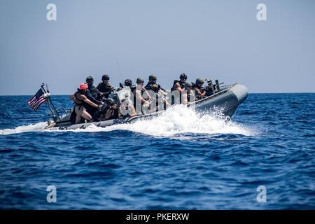 Roten Meer (31. Juli 2018) der US-Marine Seeleute handelt, die zu einem Besuch, Board, Durchsuchung und Beschlagnahme (VBSS) Team, um das Geführte-rakete Zerstörer USS Jason Dunham (DDG109), führen Sie einen VBSS Ansatz auf einer starren - Rumpf Schlauchboot zu einem ägyptischen Naval Force (ENF) Versorgung als Teil der Übung Eagle Salute 18. Gruß Eagle18 ist eine Oberfläche Übung mit der Enf durchgeführt, Interoperabilität und Kriegsführung Bereitschaft, Verstärkung der militärischen Beziehungen zu verbessern und die operativen Fähigkeiten von allen Beteiligten voraus. Jason Dunham ist in den USA der 5 Bereich der Flotte im Einsatz Stockfoto