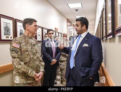 MacDill AFB, Fla.-US-Armee General Joseph Votel, Commander, U.S. Central Command, Begrüßt Seine Königliche Hoheit Prinz Khalid Bin Salman, Botschafter des Königreichs von Saudi-Arabien, in die USA, zu USCENTCOM Hauptquartier, 31. Juli 2018. Die beiden Regierungschefs erörterten gemeinsamen Sicherheitsanliegen im Bereich des USCENTCOM Verantwortung. Stockfoto