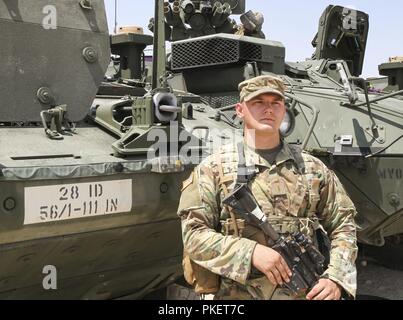 2. Lt Matthew Baughman, der Zugführer des 1 Platoon, ein Unternehmen, das erste Bataillon, 111 Infanterie Regiment, 56th Stryker Brigade Combat Team, 28 Infanterie Division, Pennsylvania Army National Guard ist führend in seiner Einheit durch eine Rotation um die National Training Center in Fort Irwin, Kalifornien. August 4-18. Stockfoto