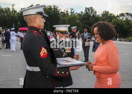 Dana White, Assistent der Verteidigungsminister für Öffentliche Angelegenheiten, bereitet die offizielle Gästebuch nach einer Dienstag Sonnenuntergang Parade am Lincoln Memorial, Washington D.C., den 31. Juli 2018 zu unterzeichnen. Weiß war der Ehrengast für die Parade und das Hosting offizielle war Brig. Gen. William Seely III, Direktor, Büro des Marine Corps Kommunikation. Stockfoto