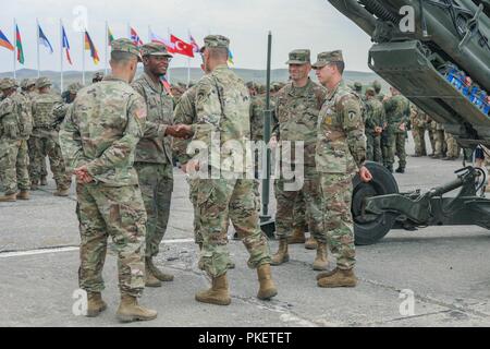 Generalmajor John Gronski, Stellvertretender Kommandierender General für Army National Guard und Stellvertretender Kommandierender General, U.S. Army Europe, erkennt zwei Soldaten aus der 3. Staffel, 2d-Cavalry Regiment mit einer Münze vor der edlen Partner 18 Eröffnungsfeier am Wasiani Flugplatz, Georgien, Aug 1, 2018. Edle Partner 2018 ist eine georgische Streitkräfte und US-Armee Europa kooperativ-led-übung in der vierten Iteration. Die Übung soll die Unterstützung und die Bereitschaft und die Interoperabilität von Georgia, USA verbessern und die teilnehmenden Nationen während eines multinationalen Ausbildung Betrieb. Stockfoto