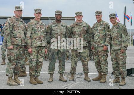 Generalmajor John Gronski, Stellvertretender Kommandierender General für Army National Guard und Stellvertretender Kommandierender General, U.S. Army Europe, erkennt zwei Soldaten aus der 3. Staffel, 2d-Cavalry Regiment mit einer Münze vor der edlen Partner 18 Eröffnungsfeier am Wasiani Flugplatz, Georgien, Aug 1, 2018. Edle Partner 2018 ist eine georgische Streitkräfte und US-Armee Europa kooperativ-led-übung in der vierten Iteration. Die Übung soll die Unterstützung und die Bereitschaft und die Interoperabilität von Georgia, USA verbessern und die teilnehmenden Nationen während eines multinationalen Ausbildung Betrieb. Stockfoto