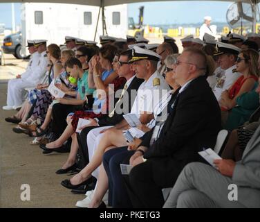 NORFOLK, Virginia (Aug. 1, 2018) Familie, Freunde und Gäste nehmen an der Submarine Squadron 6 Ändern des Befehls Zeremonie an Bord der Virginia-Klasse Angriffs-U-Boot USS Washington (SSN787) in Norfolk, Virginia. Kapitän Martin Muckian entlastet Hartsfield als Kommandant, Submarine Squadron Six. Stockfoto