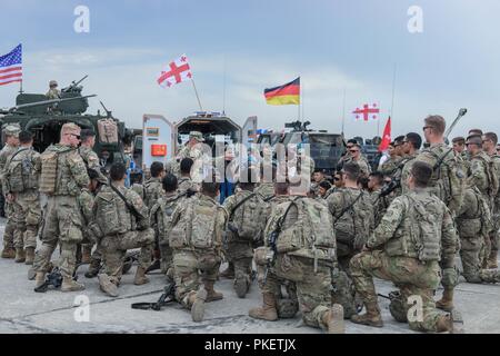 Generalmajor John Gronski, Stellvertretender Kommandierender General für Army National Guard und Stellvertretender Kommandierender General, U.S. Army Europe, dauert einen Moment mit Soldaten aus der 3. Staffel, 2d-Cavalry Regiment bei den Edlen Partner Eröffnungsfeier am Wasiani Flugplatz, Aug 1, 2018 sprechen. Edle Partner ist eine georgische Streitkräfte und US-Armee Europa kooperativ-led-übung in der vierten Iteration. Die Übung soll die Unterstützung und die Bereitschaft und die Interoperabilität von Georgia, USA verbessern und die teilnehmenden Nationen während eines multinationalen Ausbildung Betrieb. Stockfoto