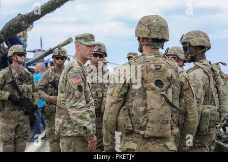 Generalmajor John Gronski, Stellvertretender Kommandierender General für Army National Guard und Stellvertretender Kommandierender General, U.S. Army Europe, dauert einen Moment mit Soldaten aus der 3. Staffel, 2d-Cavalry Regiment bei den Edlen Partner Eröffnungsfeier am Wasiani Flugplatz, Aug 1, 2018 sprechen. Edle Partner ist eine georgische Streitkräfte und US-Armee Europa kooperativ-led-übung in der vierten Iteration. Die Übung soll die Unterstützung und die Bereitschaft und die Interoperabilität von Georgia, USA verbessern und die teilnehmenden Nationen während eines multinationalen Ausbildung Betrieb. Stockfoto