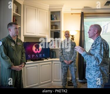 Us Air Force Stellvertretender Stabschef Generator Stephen Wilson, rechts, spricht mit Kapitän Ryan McGuire und Kapitän Jakob Payton, sowohl mit der 60Th Air Mobility Wing Phoenix Funken Programm, über Innovation Initiativen der Basis bei einem Besuch bei Travis Air Force Base, Calif., 25. Juli 2018. Wilson gestoppt bei Travis für ein Gas-und-gehen vor dem Flug nach Joint Base Pearl Harbor-Hickam, Hi., dem Kommandanten der Pazifischen Luftwaffen Annahme des Befehls Preisverleihung teilnehmen können. Stockfoto