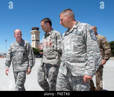 Us Air Force Colonel Ethan Griffin, Center, 60th Air Mobility Wing Commander, und Chief Master Sgt. Steve Nichols, rechts, 60. Air Mobility Wing command Chief, sprechen mit Air Force Stellvertretender Stabschef Generator Stephen Wilson, während eines Besuchs bei Travis Air Force Base, Calif., 25. Juli 2018. Wilson gestoppt bei Travis für ein Gas-und-gehen vor dem Flug nach Joint Base Pearl Harbor-Hickam, Hi., dem Kommandanten der Pazifischen Luftwaffen Annahme des Befehls Preisverleihung teilnehmen können. Stockfoto