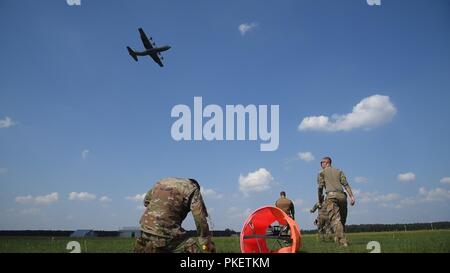 Us-Flieger von der 435Th Contingency Response Group eine Landing Zone auf einer Rasenfläche für die C-130J Super Hercules Landung in einem strengen Umwelt im Rahmen einer Übung auf Powidz Air Base, Polen, 31. Juli 2018. Etwa 100 Flieger und drei Flugzeuge in Polen angekommen bilaterale Übungen mit der polnischen Luftwaffe zu führen. Stockfoto